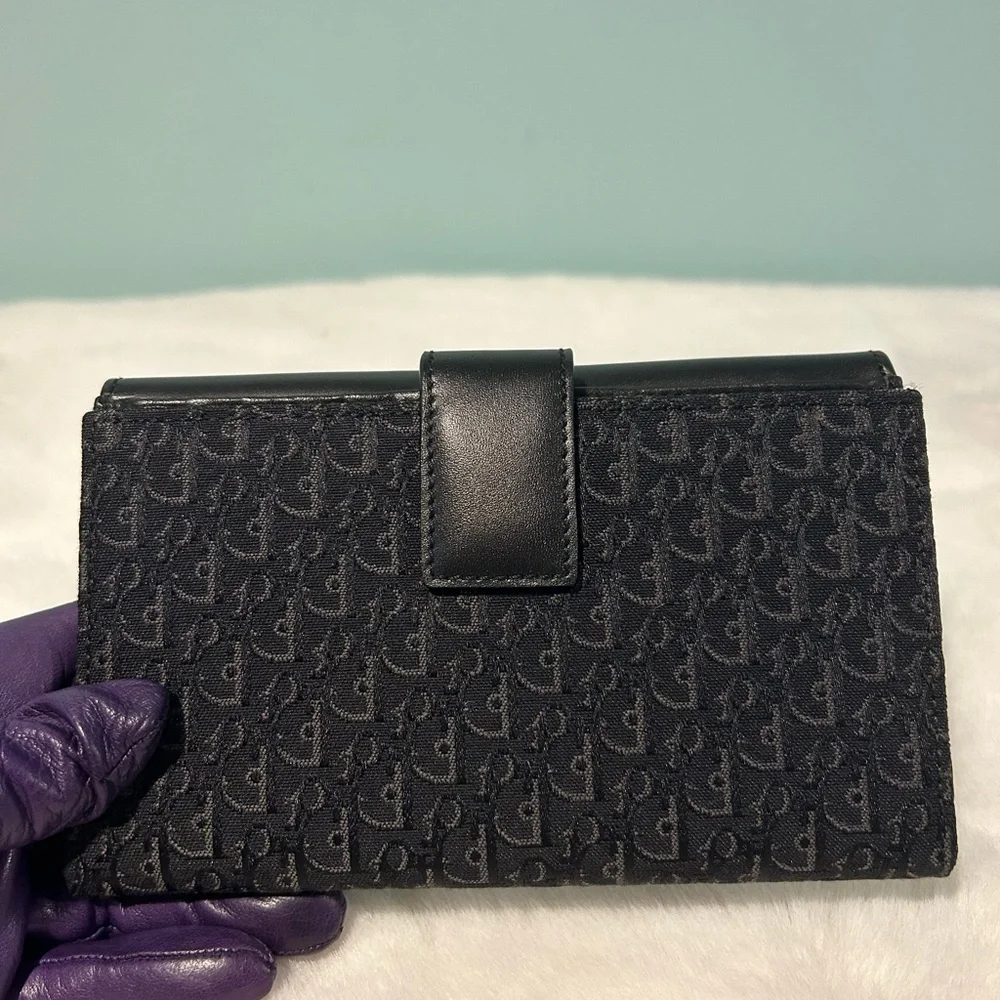 DIOR Bi-Fold Wallet in like new condition. Authentic and pre-owned